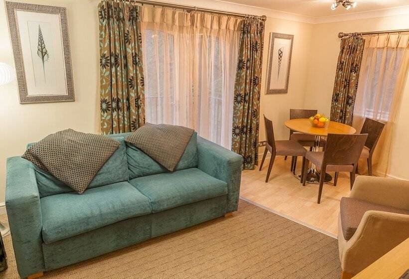 דירת חדר, Woodford Bridge Country Club