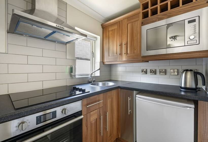 דירת חדר, Woodford Bridge Country Club