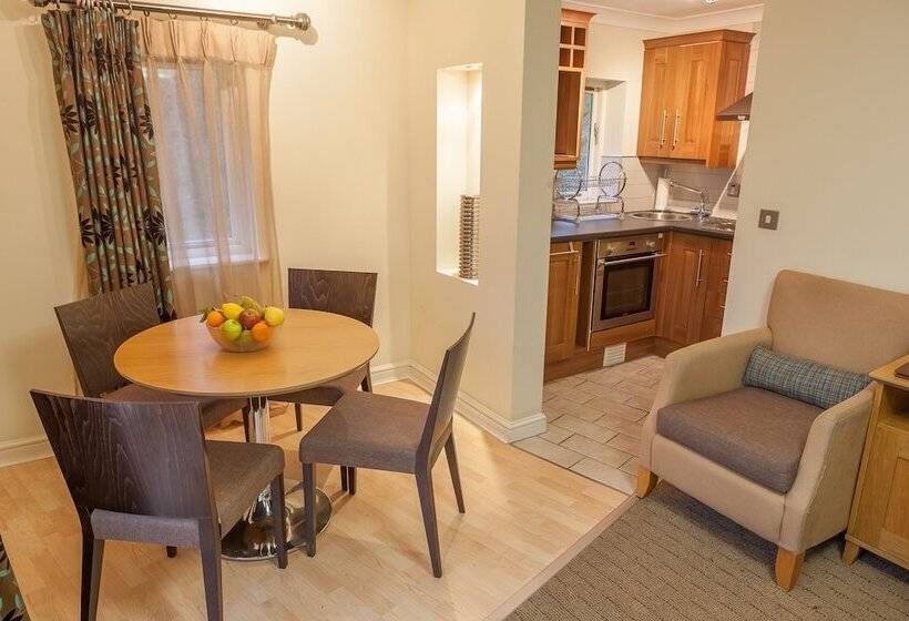 דירת חדר, Woodford Bridge Country Club