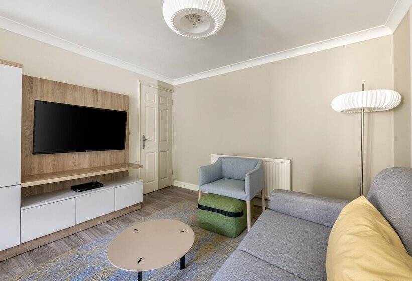 דירת חדר, Woodford Bridge Country Club