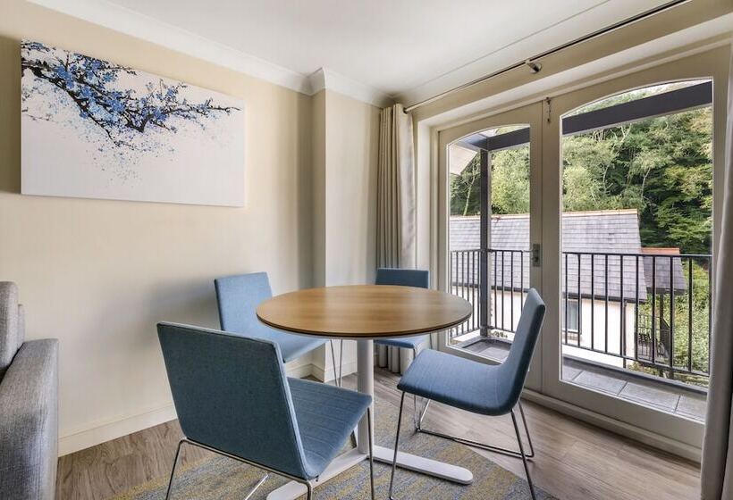 דירת חדר, Woodford Bridge Country Club