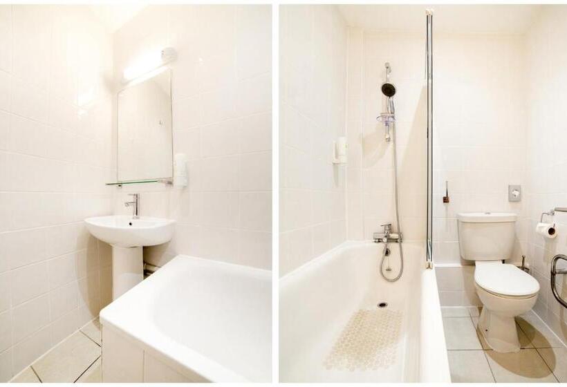 Номер Стандарт Трехместный, The Connaught Hotel Wolverhampton