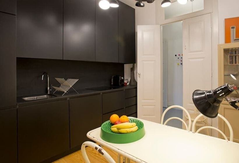 اتاق استاندارد پریمیوم سه تخته, 14º Esquadra — Cais Das Pedras Guest House