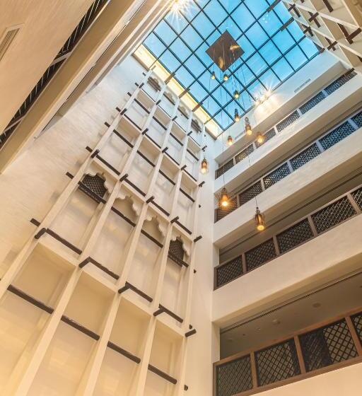 带特大床的高级间, Super 8 By Wyndham Dubai Deira