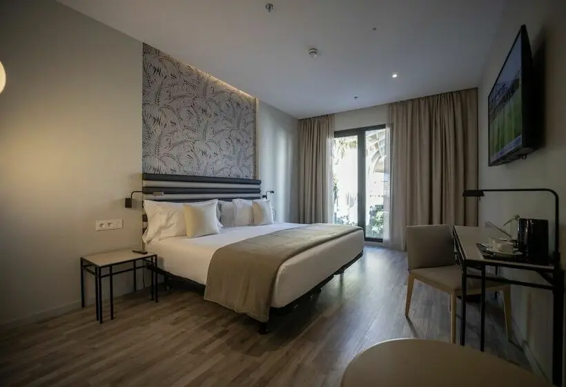 اتاق لوکس سه تخته, Abba Sevilla