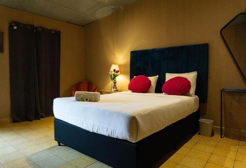 اتاق لوکس با بالکن, Brunette