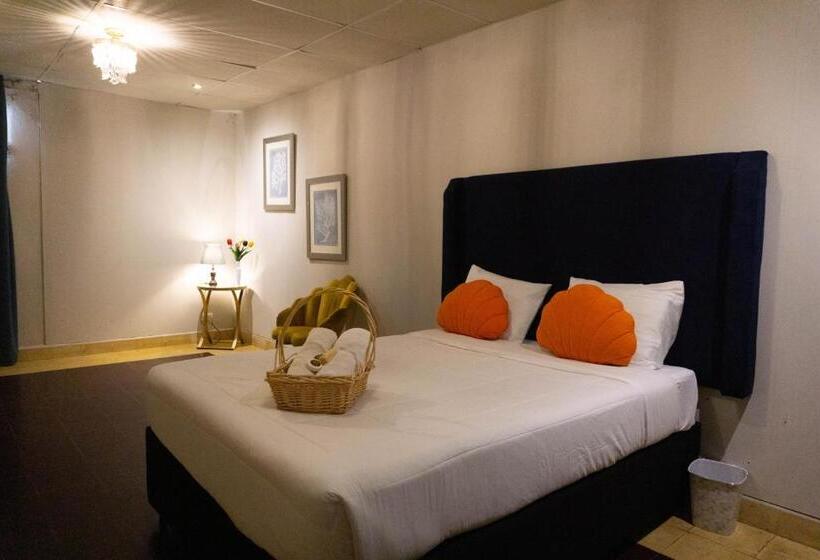 اتاق لوکس با بالکن, Brunette