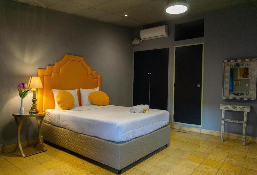 اتاق لوکس با بالکن, Brunette