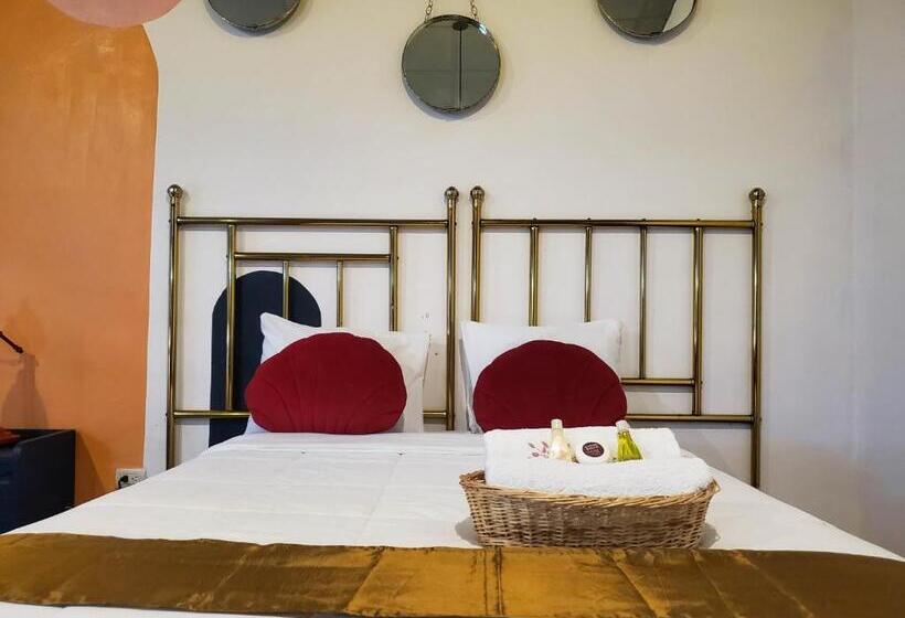 اتاق خانوادگی, Brunette