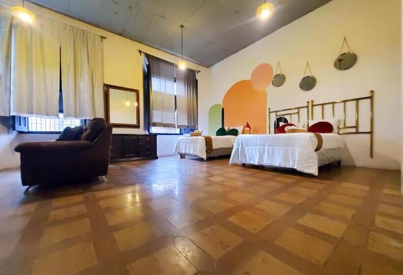 اتاق خانوادگی, Brunette