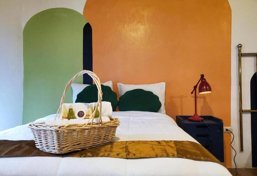 اتاق خانوادگی, Brunette