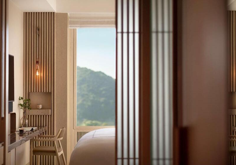 Classic Room Queen Bed, The Silveri Hong Kong Mgallery