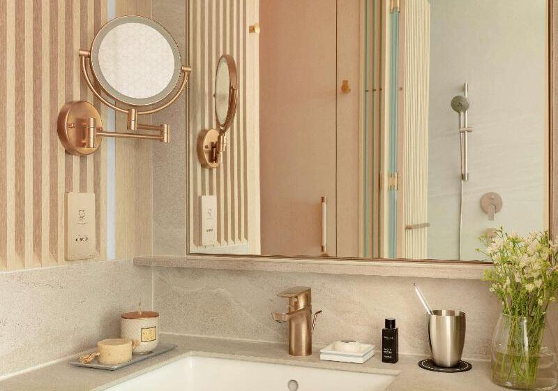 اتاق سوپریور با تخت دو نفره بزرگ, The Silveri Hong Kong Mgallery