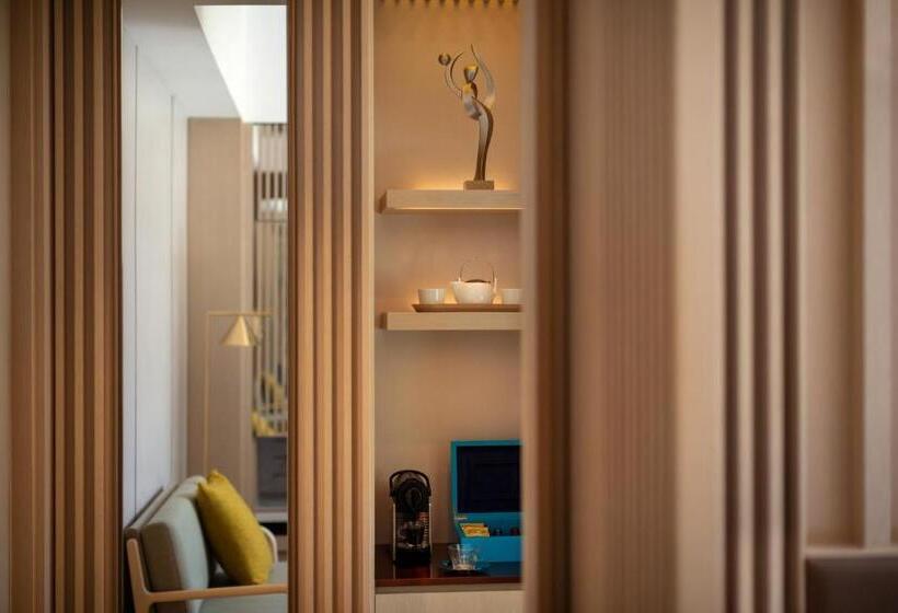 اتاق لوکس با تخت بزرگ, The Silveri Hong Kong Mgallery