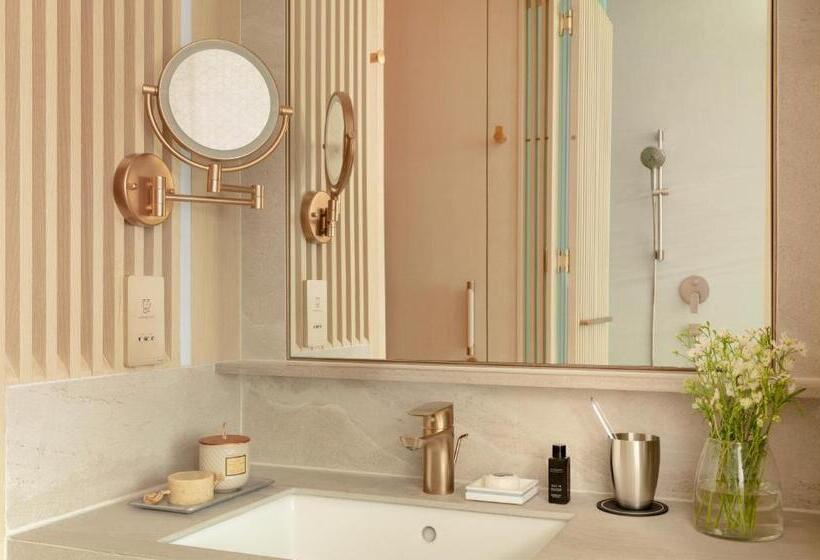 اتاق لوکس با تخت بزرگ, The Silveri Hong Kong  Mgallery