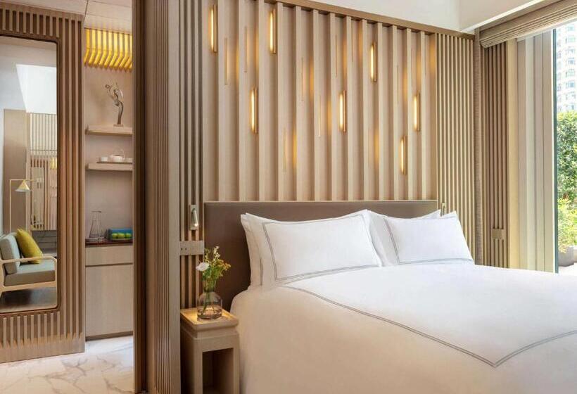 اتاق لوکس با تخت بزرگ, The Silveri Hong Kong Mgallery