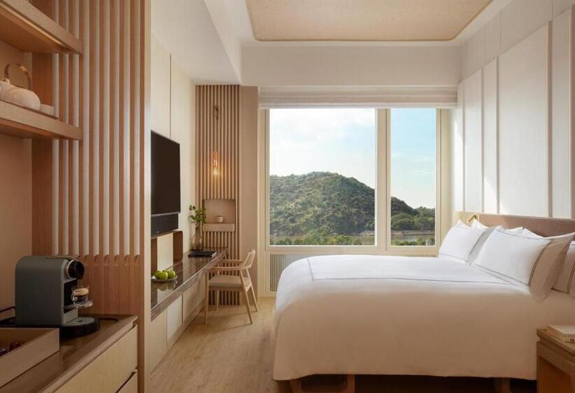 Classic Room Queen Bed, The Silveri Hong Kong Mgallery