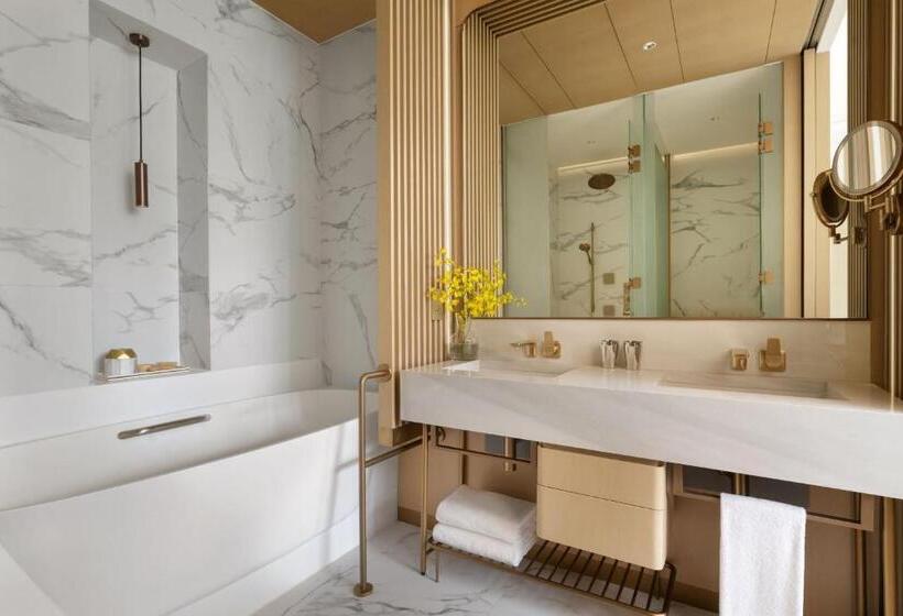 سوئیت با تخت بزرگ, The Silveri Hong Kong  Mgallery