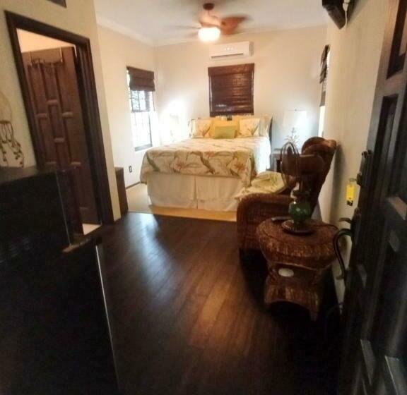 Deluxe Szoba, The Pilot House