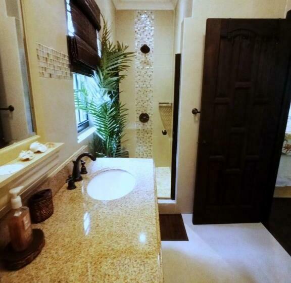 Deluxe Szoba, The Pilot House