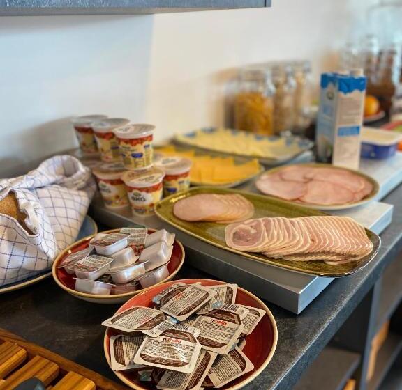 اتاق لوکس خانوادگی, Aurora