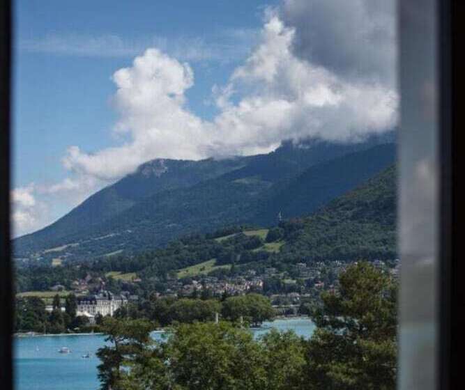 Suite with lake view, Le Pelican