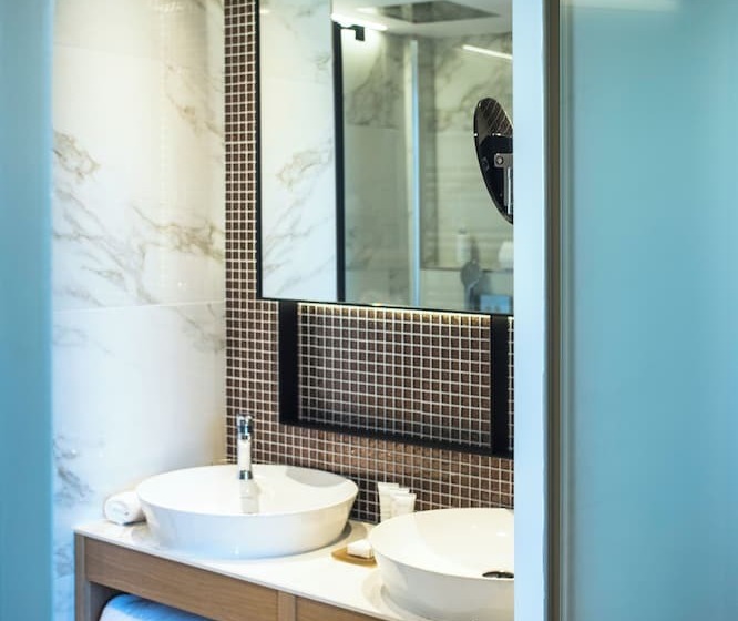 Suite with lake view, Le Pelican