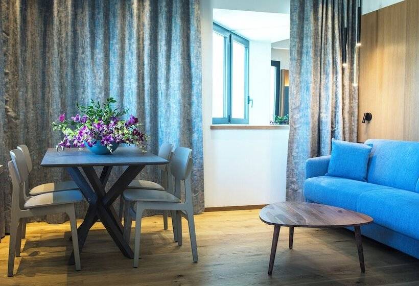 Suite with lake view, Le Pelican