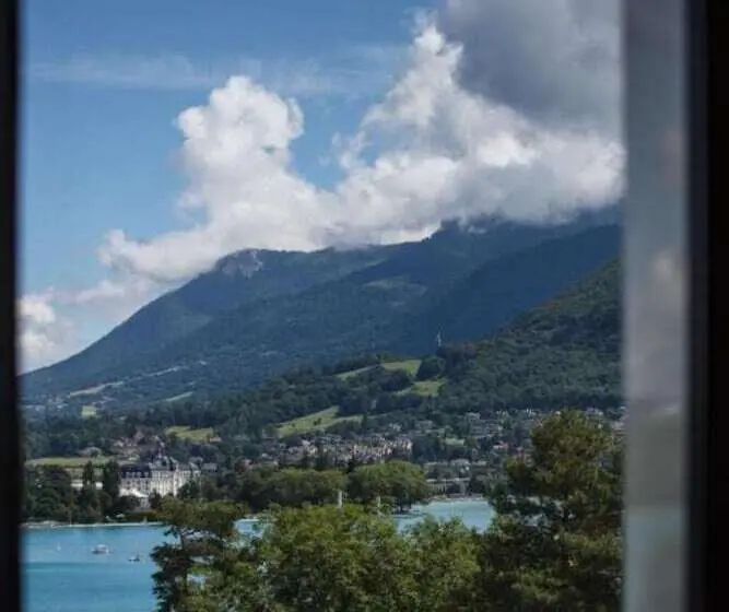 Superior room with lake view, Le Pelican