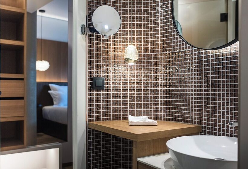 Superior room with lake view, Le Pelican