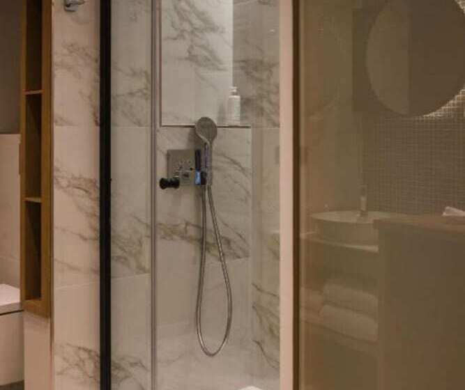 Superior room with lake view, Le Pelican