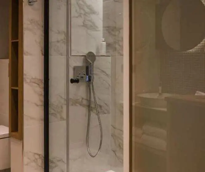 Superior room with lake view, Le Pelican