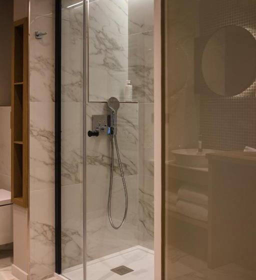 Superior room with lake view, Le Pelican