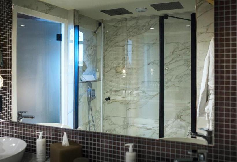 小型套房, Le Pelican