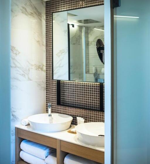 Suite with lake view, Le Pelican