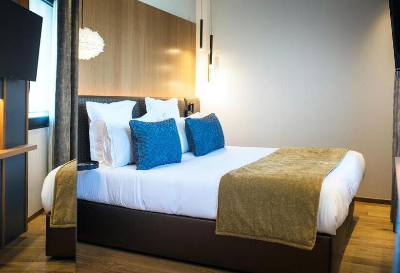 Suite with lake view, Le Pelican