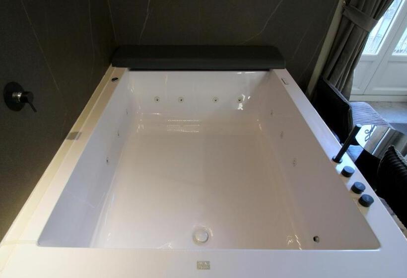 اتاق استاندارد با وان آب گرم, Duomo Housing Catania Le Suites