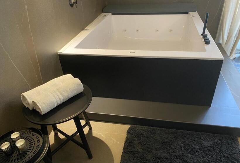 اتاق استاندارد با وان آب گرم, Duomo Housing Catania Le Suites