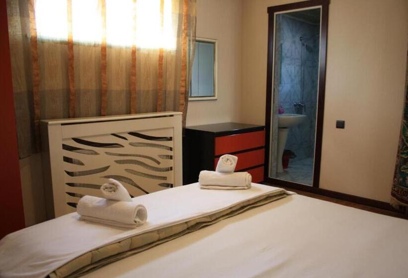 اتاق استاندارد با چشمانداز باغ, White Room