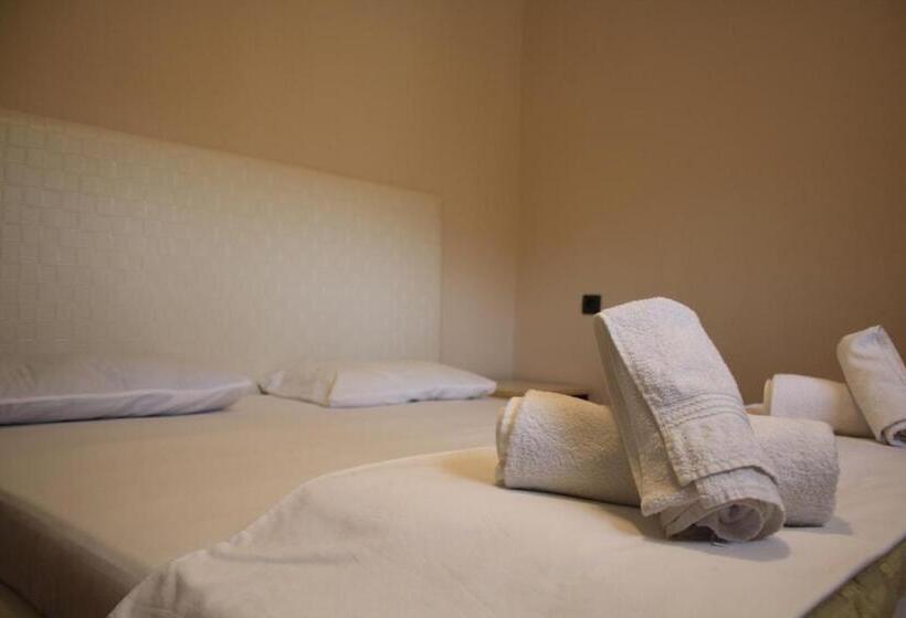 اتاق استاندارد با چشمانداز باغ, White Room