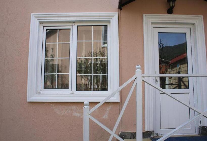 اتاق استاندارد با چشمانداز باغ, White Room