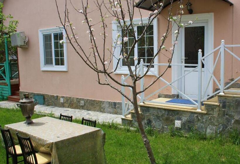 اتاق استاندارد با چشمانداز باغ, White Room