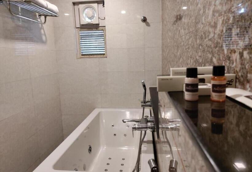 스위트, Sambhabana Hotel & Suites