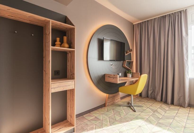 Номер Deluxe, Holiday Inn   The Niu, Mill Cologne Mülheim, An Ihg