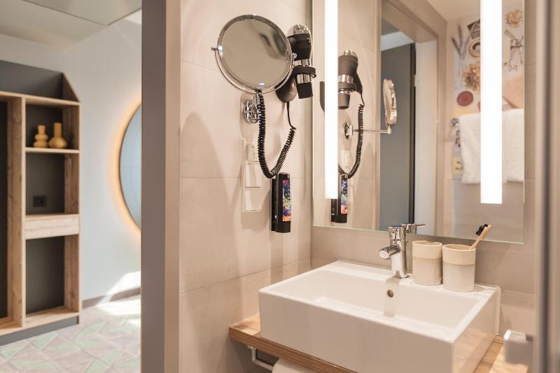 Номер Deluxe, Holiday Inn   The Niu, Mill Cologne Mülheim, An Ihg