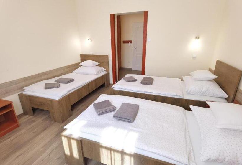 غرفة قياسية رباعية, Kamilla Panzió és Rendezvényház