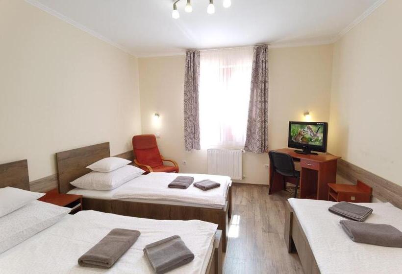 غرفة قياسية رباعية, Kamilla Panzió és Rendezvényház