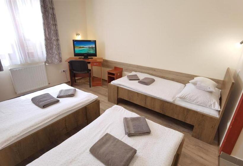 غرفة قياسية رباعية, Kamilla Panzió és Rendezvényház