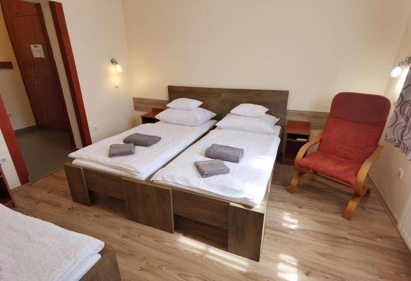 غرفة قياسية رباعية, Kamilla Panzió és Rendezvényház