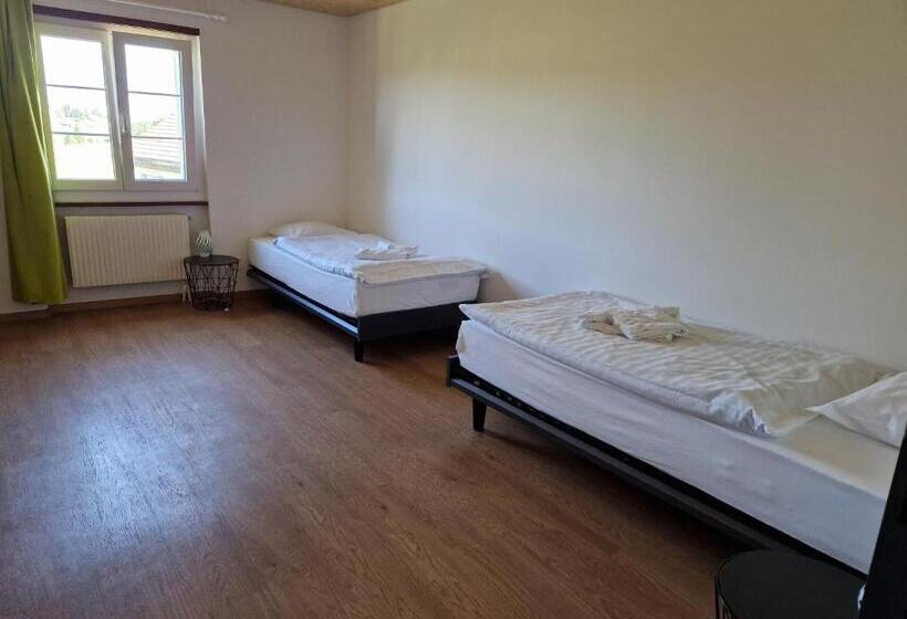 דירת שלושה חדרים, Auberge Du Peu Péquignot